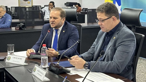 O Programa de Microcrédito Produtivo Orientado de Rondônia (Proampe) já liberou um total de R$ 85 milhões de microcréditos em todo o estado. Recentemente, o governador, coronel Marcos Rocha (União Brasil), lançou o Proampe Agro, um programa de crédito voltado para pequenos produtores rurais. O deputado estadual Cirone Deiró (União Brasil) participou da solenidade de lançamento e destacou a importância da iniciativa para apoiar os agricultores. Segundo o deputado Cirone Deiró, o Proampe Agro integra as ações da Secretaria de Estado do Desenvolvimento Econômico de Rondônia (Sedec), liderada pelo vice-governador Sérgio Gonçalves, e busca fortalecer a geração de emprego e renda tanto no campo quanto na cidade. Com linhas de crédito de até R$ 100 mil, taxa de juros de 0,5% ao mês + Selic e prazo de pagamento de até 36 meses, o programa oferece condições especiais para os empreendedores rurais. Para o deputado Cirone Deiró, o Proampe Agro atende uma importante demanda dos agricultores que é o acesso ao crédito facilitado para custear as atividades da propriedade. O deputado, que tem no setor produtivo agrícola uma das bandeiras de seu mandato, ressalta que dados recentes do Instituto Brasileiro de Geografia e Estatística (IBGE) demonstram a relevância da atividade agrícola para a economia dos municípios, com 162 mil pessoas empregadas na agricultura e pecuária em Rondônia. Na Assembleia Legislativa de Rondônia (Alero), o deputado estadual Cirone Deiró tem apoiado as ações do governador, coronel Marcos Rocha, que contribuem para que Rondônia alcance a menor taxa de desemprego do país, com apenas 2,3% de desocupados. "O setor privado emprega 321 mil pessoas, e a produção agrícola emprega outras 162 mil pessoas. São empregos que ajudam o estado de Rondônia a manter bons índices de empregabilidade", justificou. Na avaliação do deputado Cirone, o Proampe Agro fornece um apoio significativo ao setor agrícola, enquanto a geração de empregos continua sendo uma prioridade. "Essa iniciativa demonstra o compromisso do governo do Coronel Marcos Rocha em fortalecer a economia local e proporcionar oportunidades de desenvolvimento para os produtores rurais. Estamos avançando na geração de emprego e renda, melhorando as condições de trabalho dos agricultores e suas famílias", concluiu. Texto: Edna Okabayashi I Assessoria parlamentar Foto: Assessoria parlamentar