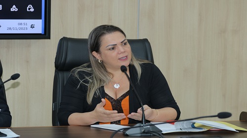 Rondônia lidera o ranking de feminicídios no país. Em 2022, o estado registrou uma taxa de 3,1 casos para cada 100 mil habitantes, mais que o dobro da média nacional, que é de 1,4. Os dados são alarmantes e mostram que as mulheres de Rondônia estão em situação de risco. Foram mais de 3 mil lesões corporais dolosas, com uma taxa de 449,4 casos a cada 100 mil habitantes e 5.399 ameaças, com uma taxa de 681,9 casos. No primeiro semestre de 2023, já foram registrados mais de 500 casos de violações de direitos contra mulheres. As informações são do Fórum Brasileiro de Segurança Pública (FBSP). A deputada estadual Cláudia de Jesus (PT) está preocupada com a situação e apresentou uma iniciativa parlamentar para que o governo estadual crie um órgão especializado na defesa dos direitos das mulheres. “As mulheres de nosso estado são vítimas de violação sistemática de seus direitos, sobretudo, à vida, integridade física, psicológica e saúde. Estamos desguarnecidas e é preciso combater esse cenário que nos envergonha”, disse a deputada. Cláudia de Jesus destaca que é de extrema urgência a criação de um órgão especializado que possa garantir ações sociais de proteção e acolhimento para mulheres. “Estamos propondo que o governo faça estudos de viabilidade para criação da proposta e destine recursos para implementação de iniciativas ao público”, afirmou. A parlamentar diz que pode ser criado pelo estado uma Secretaria de Defesa dos Direitos das Mulheres, Superintendência ou Coordenadoria, que tenha ações efetivas. Outras ações Cláudia de Jesus fez gestão no governo federal para criação da Casa da Mulher Brasileira em Ji-Paraná e Porto Velho. Esteve com a ministra das Mulheres, Cida Gonçalves, solicitando a visita dela em Rondônia e mais atenção para o estado. Na Assembleia Legislativa a deputada tem alertado para onda de mortes envolvendo mulheres e reivindicado atenção do poder público. Governos e prefeituras pelo país já criaram suas próprias instituições para defesa das mulheres, com base na Constituição Federal, que assegura direitos para o sexo feminino. A Organização das Nações Unidas (ONU) defende que o fim da violência de gênero acontece com mais financiamento e prevenção. Texto: Francisco Costa I Assessoria parlamentar