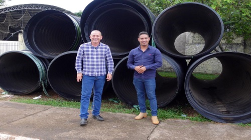 Associação Comunitária de Nova Olinda (ARCNOL) foi contemplada com recurso no valor de R$ 454 mil, para aquisição de um caminhão 3/4. O investimento foi destinado pelo deputado Ezequiel Neiva (União Brasil) a fim de impulsionar o setor agrícola da região. O recurso já está na conta da associação rural. Ezequiel Neiva explica que o investimento foi solicitado pelo vereador Zé Barros Júnior (foto), empenhado em promover o desenvolvimento da agricultura no município de Theobroma. “O vereador reconhece a importância de investir em infraestrutura para fortalecer a produção agrícola e facilitar o escoamento da produção”, observou o parlamentar. O deputado destacou ainda que a aquisição do caminhão 3/4 permitirá aos produtores o transporte de produtos para venda na cidade e até em municípios próximos, ampliando suas oportunidades de mercado. Além disso, poderão adquirir insumos consumidos na produção de forma mais eficiente, otimizando seus processos e fortalecendo a sustentabilidade econômica da comunidade. “O investimento reforça o meu compromisso com o homem do campo. Busco atender as necessidades, pois sei que é através deles que chegam o alimento à nossa mesa”, explicou Neiva. A expectativa é de que o recurso proporcione melhorias significativas na logística e na qualidade de vida dos agricultores locais, fortalecendo a base econômica do município de Theobroma, explicou o vereador Zé Barros. A Associação Comunitária de Nova Olinda destacou a atuação do deputado Neiva, ressaltando que seu empenho vai além de meras obrigações parlamentares. "Ezequiel Neiva sempre esteve ao nosso lado, não apenas como um representante político, mas como um verdadeiro parceiro na construção de um futuro próspero para nossa comunidade". Texto e foto: Adriele Larissa I Assessoria parlamentar