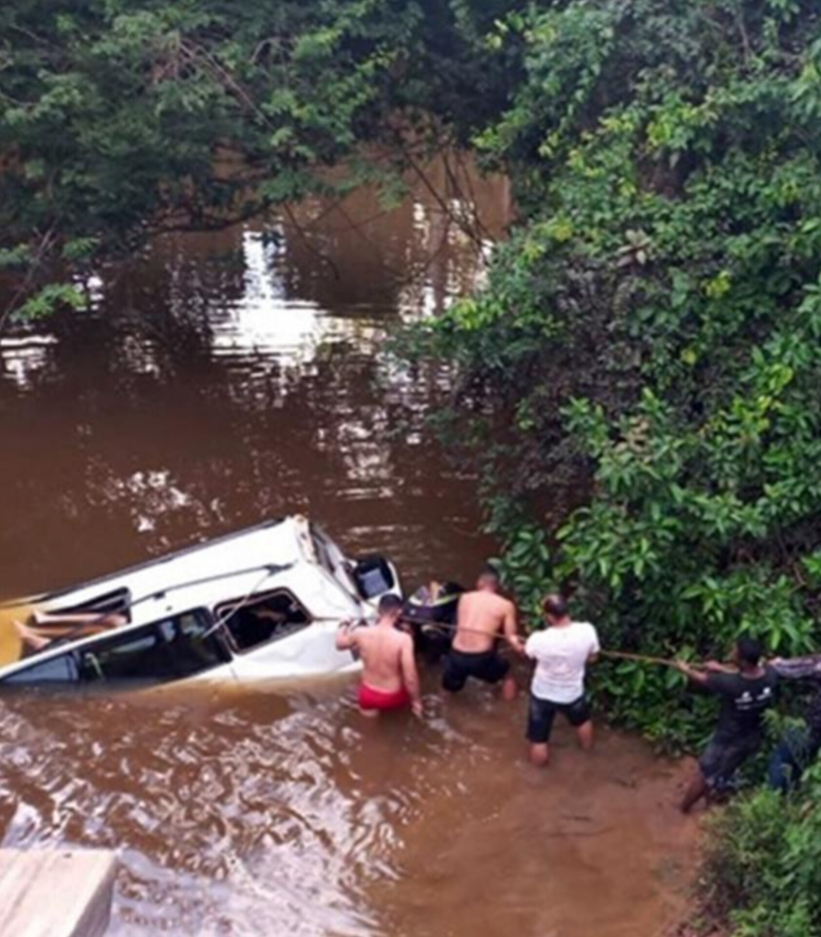 Fatalidade: Veículo cai em rio