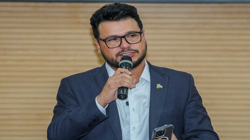 O presidente da Assembleia Legislativa de Rondônia (Alero), deputado estadual Marcelo Cruz (Patriota), avaliou nesta segunda-feira (11) positivamente seu primeiro ano de mandato à frente da presidência da Casa de Leis. O discurso foi feito durante a solenidade especial de Natal que foi realizada no auditório Deputado Amizael Gomes da Silva. Inicialmente, Marcelo Cruz agradeceu a adesão dos servidores da Casa de Leis para tornar o Natal de diversas crianças mais feliz neste final de ano por meio da campanha "Papai Noel dos Correios". Ao todo, 318 cartas foram adotadas pelos servidores da Assembleia, que aproveitaram o momento para exercitar a solidariedade e promover a cidadania para contribuir com a continuidade da ação. "Agradeço aos Correios por trazer esse projeto tão lindo para a Assembleia Legislativa e parabenizo cada servidor por ter adotado uma cartinha que levará alegria a cada criança nesse Natal", destacou o parlamentar. Marcelo Cruz ainda fez questão de pontuar os feitos da gestão em 2023. "Iniciamos este ano marcando presença com um grandioso estande na Rondônia Rural Show, estabelecendo uma forte presença da Casa de Leis no evento. Em seguida, estivemos na retomada da 12ª Feira Agropecuária de Porto Velho (Expovel) além de sessões itinerantes pelo estado. E finalizamos esse ano com a entrega dos presentes para a campanha dos Correios”, acrescentou. Ao final, Marcelo Cruz ressaltou o papel dos colaboradores que integram a Assembleia Legislativa. “O trabalho de cada deputado só é bem feito graças ao apoio de cada um dos servidores que edificam as ações e contribuem para que o auxílio possa chegar a população. Agradeço a parceria de cada funcionário que atua direta ou indiretamente, contribuindo para transformar a vida de inúmeras pessoas em nosso estado", afirmou. Texto: Alexandre Almeida I Secom ALE/RO Foto: Antônio Lucas I Secom ALE/RO