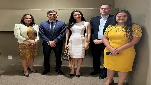 Na próxima terça-feira (5), acontece em Guajará-Mirim uma ação com atendimentos de regulação migratória, direitos para indígenas e serviços especializados do Instituto Nacional do Seguro Social (INSS), como BPC/LOAS, benefícios por incapacidades aposentadorias, tentativa de soluções para casos já requeridos no órgão. Os atendimentos são resultados de uma parceria entre a deputada estadual Dra. Taíssa, o deputado federal Maurício Carvalho e a Defensoria Pública da União (DPU) Que horas e onde acontece? A ação tem início às 8h e segue até às 17h, no Centro de Treinamento São José. Requisito: Para ser atendido é necessário a pessoa ter renda de até R$2 mil. Documentos necessários: O interessado deve portar os documentos pessoais, como: RG, CPF, CNH e etc. Também deve ter comprovante de renda e de residência, para quem deseja atendimento em relação ao INSS precisa levar o pedido que foi feito junto ao órgão e também a resposta, caso tenha. Texto e foto: Assessoria parlamentar