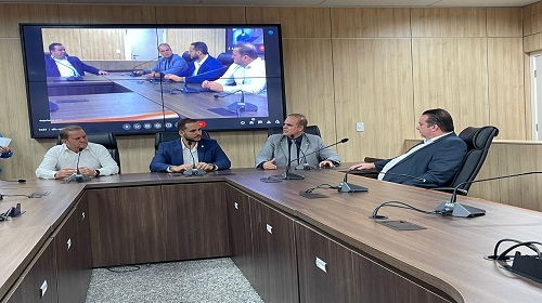 Deputados componentes da Comissão de Indústria, Comércio, Ciência e Tecnologia (Cicct) aprovaram na manhã desta terça-feira (5) o Projeto de Lei 131/2023, que trata de diversificação no regime de tributação para atividades no Estado. A meta é abrir um mercado diferenciado, para que o empresário de Rondônia possa comercializar produtos via online. O projeto proposto pelo Governo do Estado e aprovado na Comissão de Ciência e Tecnologia, segundo o deputado Alan Queiroz (Podemos), vice-líder do governo na Assembleia Legislativa de Rondônia (Alero), visa compensar empresários na disputa do mercado nacional online, para que possam ser competitivos. A equipe econômica de o governador Marcos Rocha (União Brasil) abre perspectiva para que Rondônia, “possa concorrer com os demais Estados da Federação no mercado digital, que é acirrado viabilizando incentivos às vendas via internet, um segmento que está a cada dia mais fortalecido e garantir uma melhor receita para o comerciante e para o Estado”, destacou o parlamentar. O projeto, aprovado na Cicct, garante para as empresas já instaladas e as que vierem a se instalar, no ramo de comercialização online, incentivos acima de 70% para Guajará-Mirim e, para os demais municípios de até 70%. É uma maneira de proporcionar aos atuais e futuros comerciantes do mercado digital, que cresce de formas rápidas rápida e solidamente no Estado. A proposta percorrerá os trâmites legais da Casa de Leis e será levada a Plenário na próxima semana. O presidente da comissão, deputado Affonso Cândido (PL) comandou os trabalhos e participaram, além de Alan Queiroz (Podemos), Luís do Hospital (MDB) e Cirone Deiró (União Brasil). Texto: Waldir Costa I Secom ALE/RO Foto: Rafael Oliveira I Secom ALE/RO