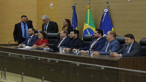 A Assembleia Legislativa aprovou mais de R$ 179 milhões em créditos adicionais para o Governo de Rondônia. A votação dos projetos de lei aconteceu durante sessão extraordinária, na quarta-feira (29). No Projeto de Lei Ordinária 239/2023, a Alero autorizou o Poder Executivo a abrir crédito adicional suplementar por superávit financeiro, até o valor de R$ 37.057.800,00, em favor do Departamento Estadual de Trânsito (Detran). O recurso será usado para vencimentos e auxílio alimentação da autarquia. No Projeto de Lei Ordinária 262/2023, foi autorizada a abertura de crédito adicional suplementar por superávit financeiro e crédito adicional suplementar por anulação, até o valor de R$ 5.000.000,00. O valor será utilizado no custeio de ações de combate a ilícitos ambientais, assim como eventos de festividade de fim de ano, quando há aumento de criminalidade por conta do advento do pagamento do 13º salário e saídas temporárias de apenados. O Projeto de Lei Ordinária 290/2023 autoriza o Poder Executivo a abrir crédito adicional suplementar por anulação, até o valor de R$ 3.700.000,00, em favor da Superintendência Estadual da Juventude, Cultura, Esporte e Lazer (Sejucel). O Projeto de Lei Ordinária 291/2023, aprovado, autoriza o Poder Executivo a abrir crédito adicional suplementar por superávit financeiro, até o valor de R$ 255.692,00, para a Fundação Rondônia de Amparo ao Desenvolvimento das Ações Científicas e Tecnológicas e a Pesquisa do Estado de Rondônia (Fapero). O Projeto de Lei Ordinária 292/2023, aprovado, autoriza o Poder Executivo a abrir crédito adicional suplementar por anulação, até o valor de R$ 4.942.300,00. O valor será para o Departamento Estadual de Trânsito (Detran). No Projeto de Lei Ordinária 293/2023, a Alero autorizou o Poder Executivo a abrir crédito adicional suplementar por anulação, até o valor de R$ 51.934.070,58, em favor da unidade orçamentária Secretaria de Estado de Finanças (Sefin). No Projeto de Lei Ordinária 295/2023, a Assembleia autorizou o Poder Executivo a abrir crédito adicional suplementar, por superávit financeiro, até o valor de R$ 2.000.000,00, em favor do Fundo de Aperfeiçoamento dos Serviços Judiciários (Fuju). Foi autorizada ainda a criação do programa e ação na unidade orçamentária do Fundo. No Projeto de Lei Ordinária 296/2023, o Poder Executivo foi autorizado a abrir crédito adicional suplementar por anulação, até o valor de R$ 303.000,00, em favor da Agência de Regulação de Serviços Públicos Delegados do Estado de Rondônia (Agero). No Projeto de Lei Ordinária 297/2023, o Poder Executivo está autorizado a abrir crédito adicional suplementar por anulação, até o valor de R$ 1.610.000,00, para beneficiar a Fundação Estadual de Atendimento Socioeducativo (Fease). O valor será usado para folha de pagamento de 13º salário. No Projeto de Lei Ordinária 299/2023, a abertura de crédito adicional suplementar aprovado é por excesso de arrecadação, até o valor de R$ 8.907.241,86, voltado para o Fundo Estadual de Saúde (FES). Na mensagem 210/2023, o Governo do Estado alegou que o pedido se justifica pela necessidade de utilização do repasse da assistência financeira complementar da União destinada ao cumprimento do piso salarial nacional de enfermeiros, técnicos, auxiliares de enfermagem e parteiras relativo ao residual dos meses de maio a agosto e total dos meses de setembro e outubro. No Projeto de Lei Ordinária 301/2023, aprovado, autoriza o Poder Executivo a abrir crédito adicional suplementar por excesso de arrecadação, até o valor de R$ 25.290.371,01. O valor será destinado para ações da Secretaria de Estado de Segurança Defesa e Cidadania (Sesdec). No Projeto de Lei Ordinária 302/2023, autorizou o Poder Executivo a abrir crédito adicional suplementar por superávit financeiro, até o valor de R$ 14.187.828,70 e crédito adicional suplementar por anulação, até o valor de R$ 27.906.085,65. Os recursos serão destinados para Fundo Estadual de Saúde e Agência Estadual de Vigilância e Saúde (Agevisa). Créditos adicionais: A Lei Orçamentária Anual (LOA) estabelece a estimativa das receitas e a fixação das despesas de todas as unidades orçamentárias do estado. Dessa forma, após a aprovação do Poder Legislativo, há a autorização dos gastos públicos, conforme programado na LOA. Porém, durante a execução orçamentária e financeira da LOA, podem ocorrer fatos novos ou imprevisíveis, gerando a necessidade de retificar o orçamento em vigor. Esse mecanismo de correção é viabilizado por meio dos créditos adicionais, que são autorizações de despesas não computadas ou insuficientemente dotadas na lei do orçamento. A população pode acompanhar as sessões presencialmente ou pelo canal da TV Assembleia, 7.2, ou ainda pelo canal no YouTube . Mais informações acerca dos projetos podem ser encontradas no Sistema de Apoio ao Processo Legislativo (Sapl). Texto: Ivanete Damasceno | Secom ALE/RO Foto: Antônio Lucas | Secom ALE/RO