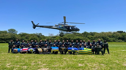 Entre os dias 9 de outubro e 1 dezembro de 2023, ocorreu no Estado do Mato Grosso do Sul, o IX Curso de Especialização em policiamento de Fronteira – CEPFRON, realizado pelo Departamento de Operações de Fronteira – DOF. Dentre os formados, está o terceiro-sargento PM Cabral, da Polícia Militar de Rondônia, lotado no BPFRON. O curso teve a duração de oito semanas, com carga horária de 556 horas aulas, onde os alunos passaram por treinamentos teóricos, práticos e estágio operacional de policiamento de fronteira. Desta forma, o Estado de Rondônia reforça o efetivo de profissionais qualificados para atuarem em operações de fronteira. Disque Denúncia BPFRON – Whatsapp e ligações (69) 99985-0805