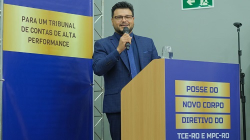 A Assembleia Legislativa de Rondônia (Alero) participou na manhã desta quinta-feira (7) da posse do novo presidente do Tribunal de Contas do Estado de Rondônia (TCE-RO), Wilber Carlos dos Santos Coimbra, e do novo procurador-geral do Ministério Público de Contas do Estado de Rondônia (MPC-RO), Miguidônio Inácio Loiola Neto para o biênio 2024/2025. A solenidade foi realizada no auditório da TCE-RO, em Porto Velho. Na ocasião, também foram empossados os conselheiros Paulo Curi Neto, como vice-presidente; e Edilson de Sousa Silva, no cargo de corregedor-geral. As Câmaras serão presididas pelos conselheiros Valdivino Crispim de Souza (1ª Câmara) e Jailson Viana de Almeida (2ª Câmara), enquanto o conselheiro José Euler Potyguara Pereira de Mello será o presidente da Escola Superior de Contas e o conselheiro Francisco Carvalho da Silva, o ouvidor. Liderados pelo presidente da Alero, deputado estadual Marcelo Cruz (Patriota), a Casa de Leis também esteve representada na cerimônia pelos parlamentares: Cirone Deiró (União Brasil), Dra. Taíssa (PSC), Ezequiel Neiva (União Brasil), Ieda Chaves (União Brasil), Ismael Crispin (MDB), Jean Oliveira (MDB), Luís do Hospital (MDB), Luizinho Goebel (PSC) e Nim Barroso (PSD). Em sua fala na tribuna, o deputado estadual Marcelo Cruz ressaltou a trajetória do novo presidente do TCE-RO. "Estamos em um momento ímpar onde temos acompanhado nosso estado de Rondônia sendo destaque positivo em vários aspectos. Me sinto honrado por participar dessa sessão por ocupar à presidência da Assembleia nesse momento histórico em que um ex-deputado estadual está assumindo o cargo de presidente no Tribunal de Contas", destacou Marcelo Cruz. O parlamentar ainda fez questão de valorizar o perfil e reconheceu o trabalho desempenhado pelo conselheiro Wilber Coimbra. "Quero fazer um agradecimento e deixar registrado a generosidade do conselheiro Wilber. Antes mesmo de ter entrado no meio político, ele sempre esteve presente comigo e me deu inúmeros conselhos que contribuíram com o meu crescimento. Portanto, o Tribunal de Contas e o Ministério Público de Contas estão em boas mãos", frisou Marcelo Cruz. Marcelo Cruz ainda colocou a Casa de Leis à disposição do TCE-RO para projetos em conjunto. "A Assembleia e o Tribunal de Contas são parceiras em diversas pautas como a educação, a regularização fundiária e a agricultura familiar. O Poder Legislativo está à disposição e de portas abertas para o novo corpo diretivo, pois tenho certeza que, com essa capacidade política, vocês conseguirão desempenhar um grande trabalho em favor da nossa população", encerrou. De acordo com o Regimento Interno do TCE-RO, o exercício dos novos cargos começa a partir de 1º de janeiro de 2024, prolongando-se até 31 de dezembro de 2025. Texto: Alexandre Almeida I Secom ALE/RO Foto: Rafael Oliveira I Secom ALE/RO