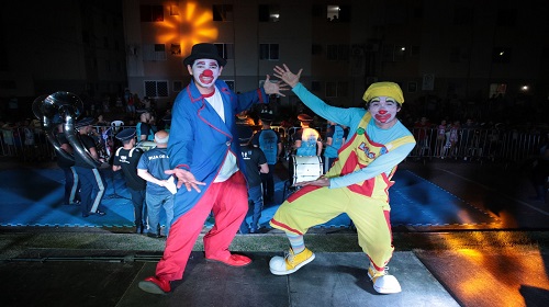 A Prefeitura de Porto Velho, através da Fundação Cultural (Funcultural), anunciou a prorrogação do cronograma de atividades dos editais da Lei Paulo Gustavo, em razão do elevado número de projetos inscritos. "A Funcultural lançou os editais e tivemos a grata surpresa de termos um grande número de projetos inscritos, mais de 530. Devido a esse volume, o resultado parcial da primeira etapa, que seria divulgado nesta segunda-feira (4), foi adiado para o dia 22 de dezembro. Com isso, outras datas previstas no cronograma também tiveram que ser modificadas, mas sem prejudicar os projetos", explicou o presidente da Funcultural, Godofredo Neto. Estão sendo disponibilizados mais de R$ 4 milhões aos artistas e produções culturais de Porto Velho, através da Lei Paulo Gustavo. EDITAIS As vagas são divididas em três editais, sendo dois deles para projetos de audiovisual, em que 70% de todo o aporte financeiro é destinado para o setor. Já os outros 30% são para as demais áreas da cultura, em que se encaixam tanto em espaço cultural ou projeto. Sendo assim, um edital é direcionado para projetos artísticos culturais, que contemplem capacitação, formação e qualificação no setor audiovisual, como a realização de festivais e mostras de produções audiovisuais. Segundo Godofredo, R$ 281.945,60 são destinados a este setor, financiando projetos que incluem oficinas e cursos. Já o segundo edital, também na área audiovisual, tem investimento de mais de R$ 3 milhões para financiar projetos que incluem longas, médias e curtas-metragens, videoclipes, festivais, mostras e espaços de cinema, envolvendo filmes de ficção, documentários e animações. O terceiro edital é dedicado às demais formas de produção ou manifestações artísticas culturais, como o desenvolvimento de espaços artísticos e culturais, de microempreendedores individuais, de microempresas e de pequenas empresas culturais, de cooperativas, de instituições e de organizações culturais comunitárias. Confira aqui a prorrogação dos editais, com as novas datas aqui. Texto: Eranildo Costa Luna Foto: SMC Superintendência Municipal de Comunicação (SMC)