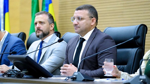 O Governo de Rondônia, atendendo indicação parlamentar do deputado estadual Ribeiro do Sinpol (Patriota), sancionou a Lei, que cria a Ajuda de Custo para Atividade Voluntária de Fiscalização, Educação e Apoio Técnico-Administrativo de Trânsito (Acavt), no âmbito do Departamento Estadual de Trânsito (Detran), estendendo para Policiais Militares, Delegados de Polícia e servidores da Polícia Civil. Em maio deste ano, o deputado Ribeiro se manifestou favorável ao aumento do valor da gratificação para os policiais e servidores do Departamento Estadual de Trânsito (Detran), que atuam nas fiscalizações de Educação de Trânsito, popularmente conhecida como “Operação Lei Seca”. Com o intuito de valorizar esses profissionais, o deputado apresentou a Indicação Parlamentar nº 696/2023. Em seguida, buscou se reunir com o diretor do Detran, o titular da Secretaria de Estado da Segurança, Defesa e Cidadania (Sesdec), coronel BM Felipe Bernardo Vital e governo de Rondônia, para estreitar laços de valorização. Com a sanção da Lei, de autoria do Poder Executivo, a antiga Gratificação de Atividade Voluntária (GAV), passou a ser chamada de Ajuda de Custo para Atividade Voluntária de Fiscalização, Educação e Apoio Técnico-Administrativo de Trânsito – ACAVT. Com a atualização, os valores passam a redigir da seguinte forma: Policiais Civis e Militares passarão receber R$350,00, delegados R$500,00 e chefes de equipe R$500,00. O deputado Ribeiro agradeceu todos envolvidos neste passo importante de valorização dos servidores e afirmou que é mais um compromisso firmado que se torna realidade aos servidores da Segurança Pública. “Agradeço o nosso governador, coronel Marcos Rocha, Dr. Samir, coronel Vital, coronel Braguin, Leo Moraes, deputado Delegado Lucas Torres e o presidente Marcelo Cruz, que se uniram e foram sensíveis para a aprovação desta indicação parlamentar, que se tornou em Lei, sancionada pelo Poder Executivo”, finalizou o parlamentar. Texto: Anderson Nascimento/Assessoria Parlamentar Foto: Rafael Oliveira/Secom ALE/RO