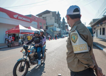 BLITZ EDUCATIVA: Semtran e empresa parceira realizam ação para orientar motociclistas