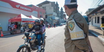 BLITZ EDUCATIVA: Semtran e empresa parceira realizam ação para orientar motociclistas