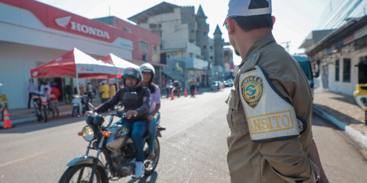 BLITZ EDUCATIVA: Semtran e empresa parceira realizam ação para orientar motociclistas