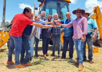 Ezequiel Neiva entrega retroescavadeira para atender assentamentos em Chupinguaia