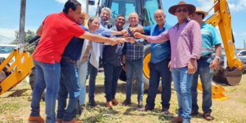 Ezequiel Neiva entrega retroescavadeira para atender assentamentos em Chupinguaia