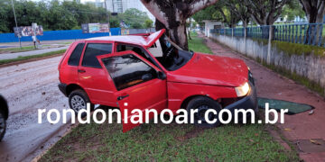 Veículo colide em árvore