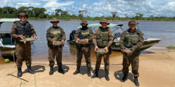 POLÍCIA MILITAR APREENDE TRACAJÁS, REDES E ARMAS EM OPERAÇÃO AMBIENTAL NO RIO GUAPORÉ