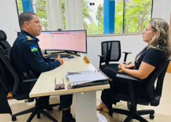 SEGURANÇA PÚBLICA- Presidente da Banda, Siça Andrade, recebe confirmação de reforço policial durante desfile do bloco