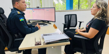 SEGURANÇA PÚBLICA- Presidente da Banda, Siça Andrade, recebe confirmação de reforço policial durante desfile do bloco