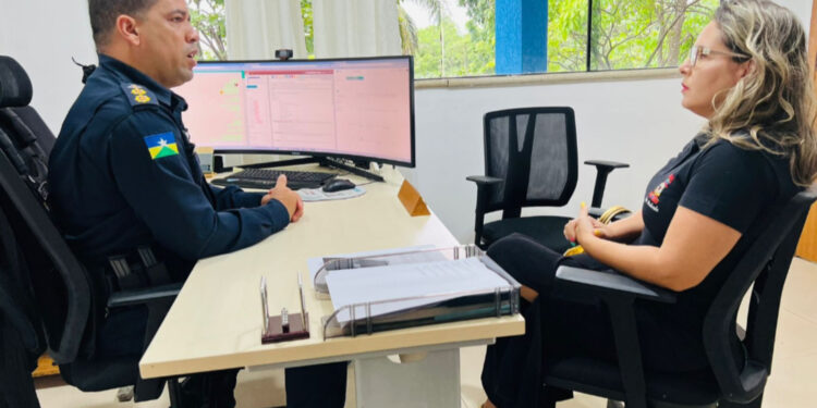 SEGURANÇA PÚBLICA- Presidente da Banda, Siça Andrade, recebe confirmação de reforço policial durante desfile do bloco