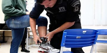 Monitoramento eletrônico poderá ser flexibilizado para preso ir a culto religioso