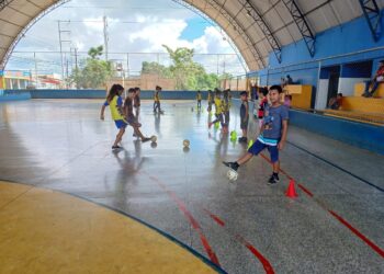 Programa Talentos do Futuro oferece vagas para novos alunos na modalidade de futsal no bairro Nacional