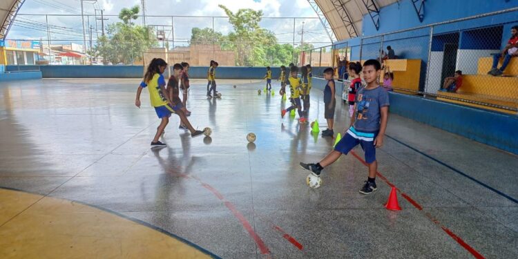 Programa Talentos do Futuro oferece vagas para novos alunos na modalidade de futsal no bairro Nacional