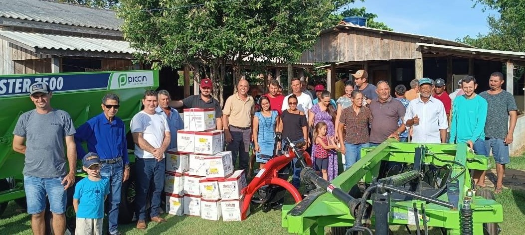 Deputado Ismael Crispin entrega implementos agrícolas em Santana do Guaporé