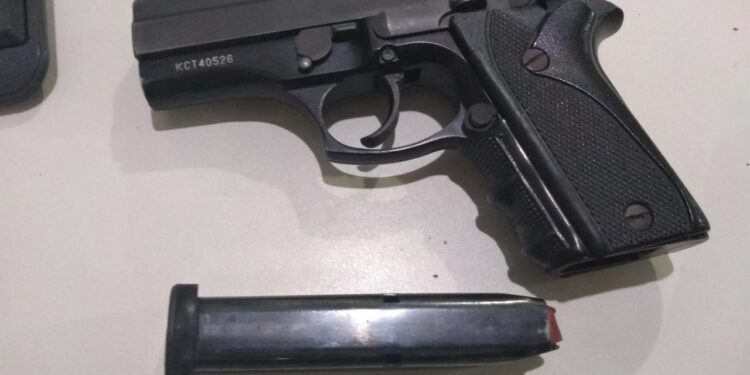 POLÍCIA MILITAR PRENDE SUSPEITO DE HOMICÍDIO, APREENDE ARMA E DROGAS