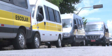 Semtran vistoria vans de transporte escolar e alerta para riscos do transporte clandestino