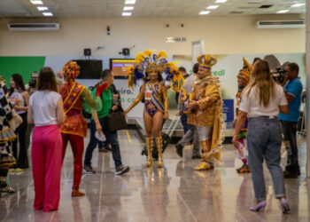 CARNAVAL Turistas são recebidos em clima de festa no aeroporto de Porto Velho