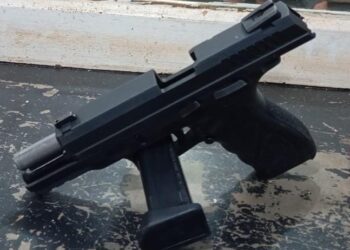 POLÍCIA MILITAR AGE RAPIDAMENTE E PRENDE 5 PESSOAS APÓS DENÚNCIA DE DISPARO DE ARMA DE FOGO EM VIA PÚBLICA