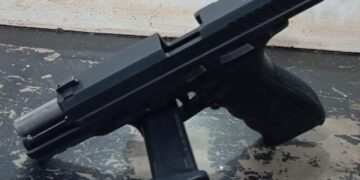 POLÍCIA MILITAR AGE RAPIDAMENTE E PRENDE 5 PESSOAS APÓS DENÚNCIA DE DISPARO DE ARMA DE FOGO EM VIA PÚBLICA