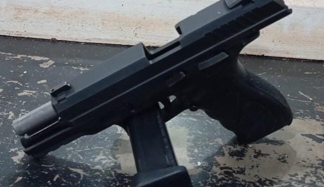 POLÍCIA MILITAR AGE RAPIDAMENTE E PRENDE 5 PESSOAS APÓS DENÚNCIA DE DISPARO DE ARMA DE FOGO EM VIA PÚBLICA