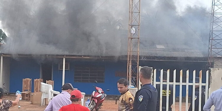 Urgente: Incêndio destrói rádio comunitária
