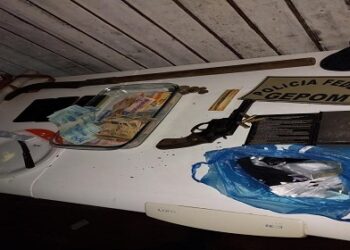 POLÍCIA MILITAR APOIA OPERAÇÃO QUE RESULTA NA APREENSÃO DE ARMAS E DROGAS