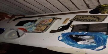 POLÍCIA MILITAR APOIA OPERAÇÃO QUE RESULTA NA APREENSÃO DE ARMAS E DROGAS