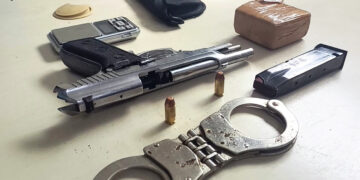 OPERAÇÃO CONJUNTA ENTRE FORÇAS POLICIAIS APREENDE ARMA DE FOGO, DROGA E CONDUZ SUSPEITOS DE CRIMES DE HOMICÍDIO
