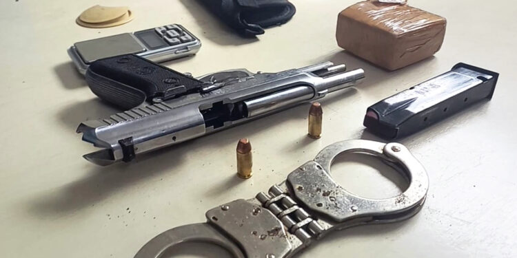 OPERAÇÃO CONJUNTA ENTRE FORÇAS POLICIAIS APREENDE ARMA DE FOGO, DROGA E CONDUZ SUSPEITOS DE CRIMES DE HOMICÍDIO