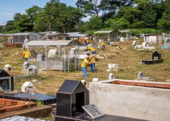Prefeitura realiza mutirão de limpeza no cemitério Santo Antônio