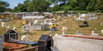 Prefeitura realiza mutirão de limpeza no cemitério Santo Antônio