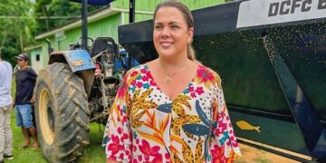 Cláudia de Jesus entrega maquinário agrícola em Machadinho do Oeste