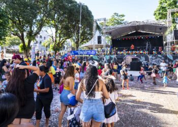 CARNAVAL Famílias se divertem no Curumim Folia, realizado pela Prefeitura de Porto Velho