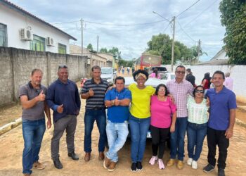 Deputada Sílvia Cristina faz a entrega de veículo para escola em distrito de Vale do Paraíso