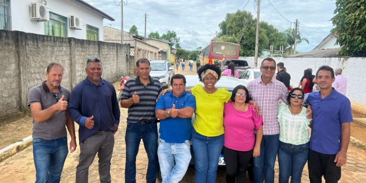 Deputada Sílvia Cristina faz a entrega de veículo para escola em distrito de Vale do Paraíso