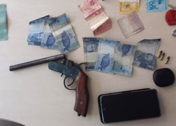 CASEIRA: HOMEM É PRESO PELA PM POR PORTE ILEGAL DE ARMA DE FOGO