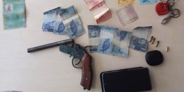 CASEIRA: HOMEM É PRESO PELA PM POR PORTE ILEGAL DE ARMA DE FOGO