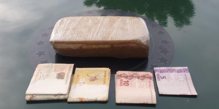 MULHER É PRESA PELA POLÍCIA MILITAR COM UM QUILO DE ENTORPECENTE EM PORTO CLANDESTINO DE GUAJARÁ MIRIM