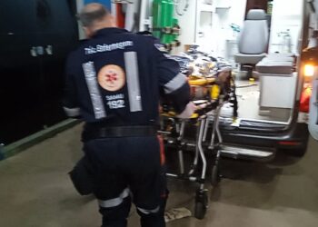 Homem é socorrido após tiro de espingarda nas costas