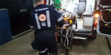 Homem é socorrido após tiro de espingarda nas costas