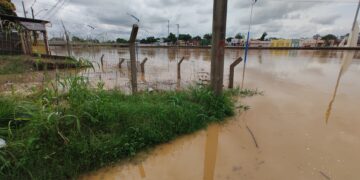 Rio Acre está a meio metro de alcançar o Calçadão da Gameleira, em Rio Branco