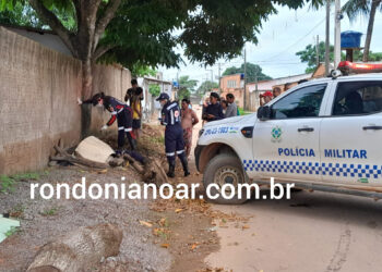 Homem é encontrado morto em calçada de residência